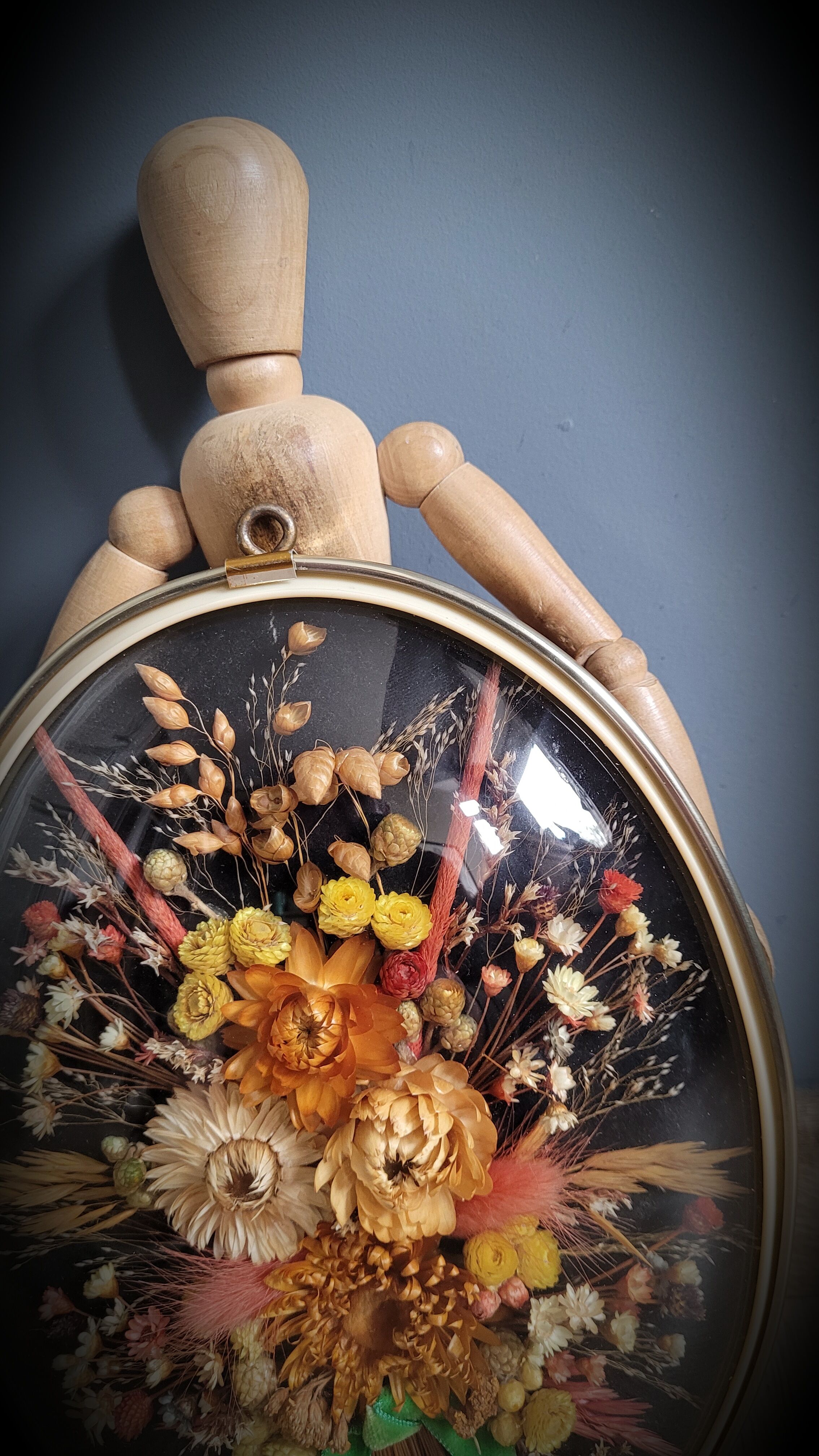 Curved glass flower frame