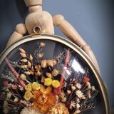 Curved glass flower frame