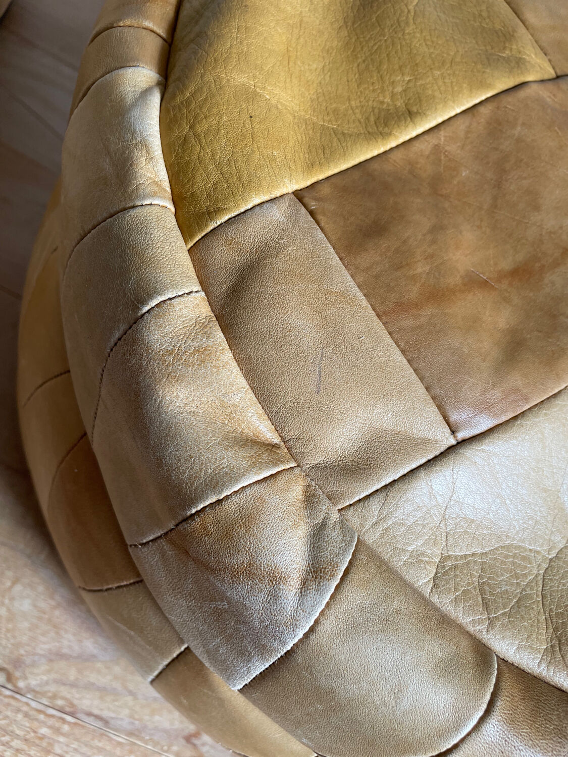 Set of 2 patchwork leather poufs brown camel De Sède