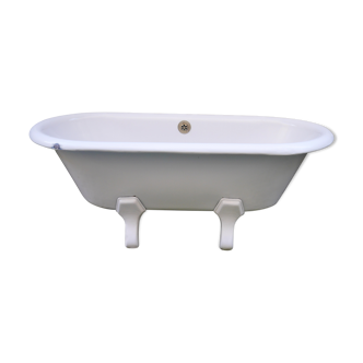 Old rounded emailed bathtub