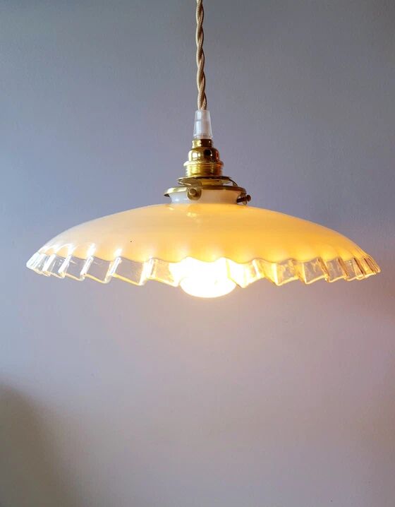 Suspension in pleated opaline