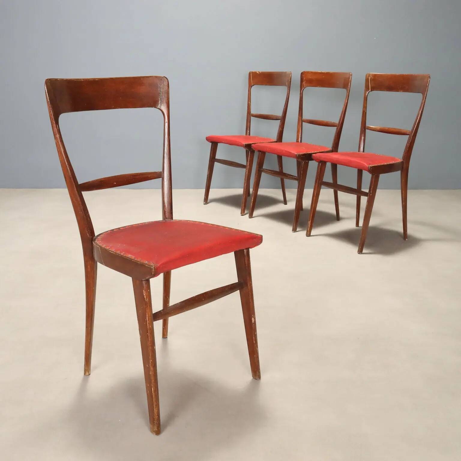 Set of 4 vintage chairs from the 1950s-60s.