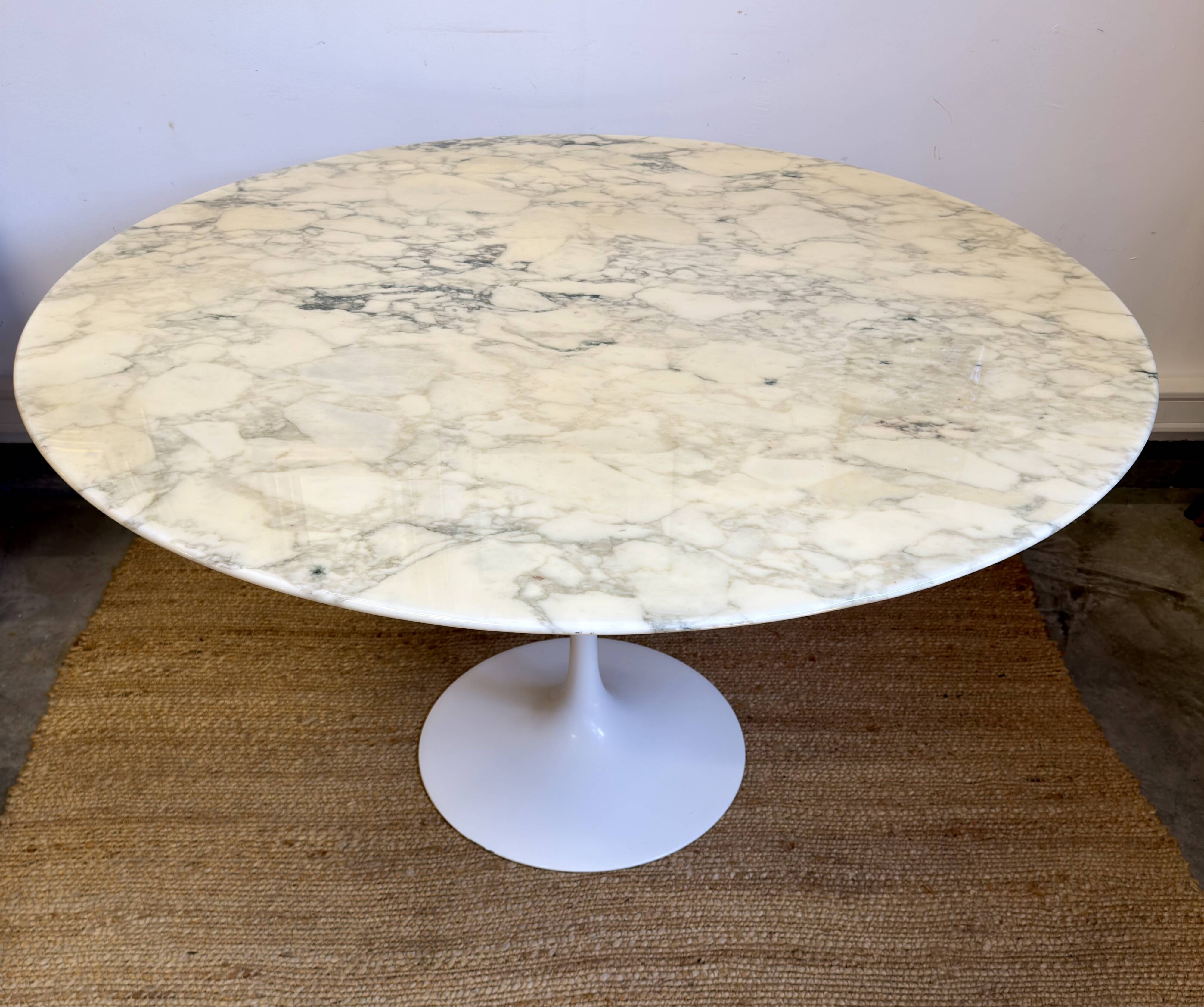 Tulip Knoll International Table by Eero Saarinen – Round marble top