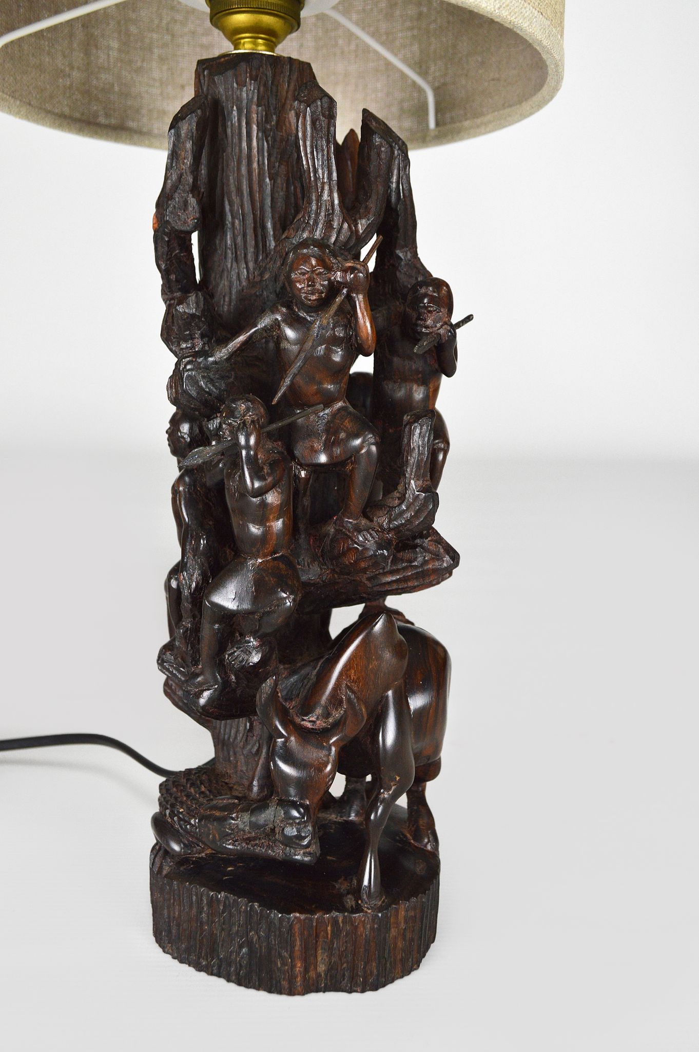 Lampe africaine en ébène sculpté, "Chasseurs, buffle et crocodile"