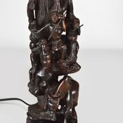 Lampe africaine en ébène sculpté, "Chasseurs, buffle et crocodile"