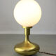 Lampe de table italienne en laiton et en verre opalin