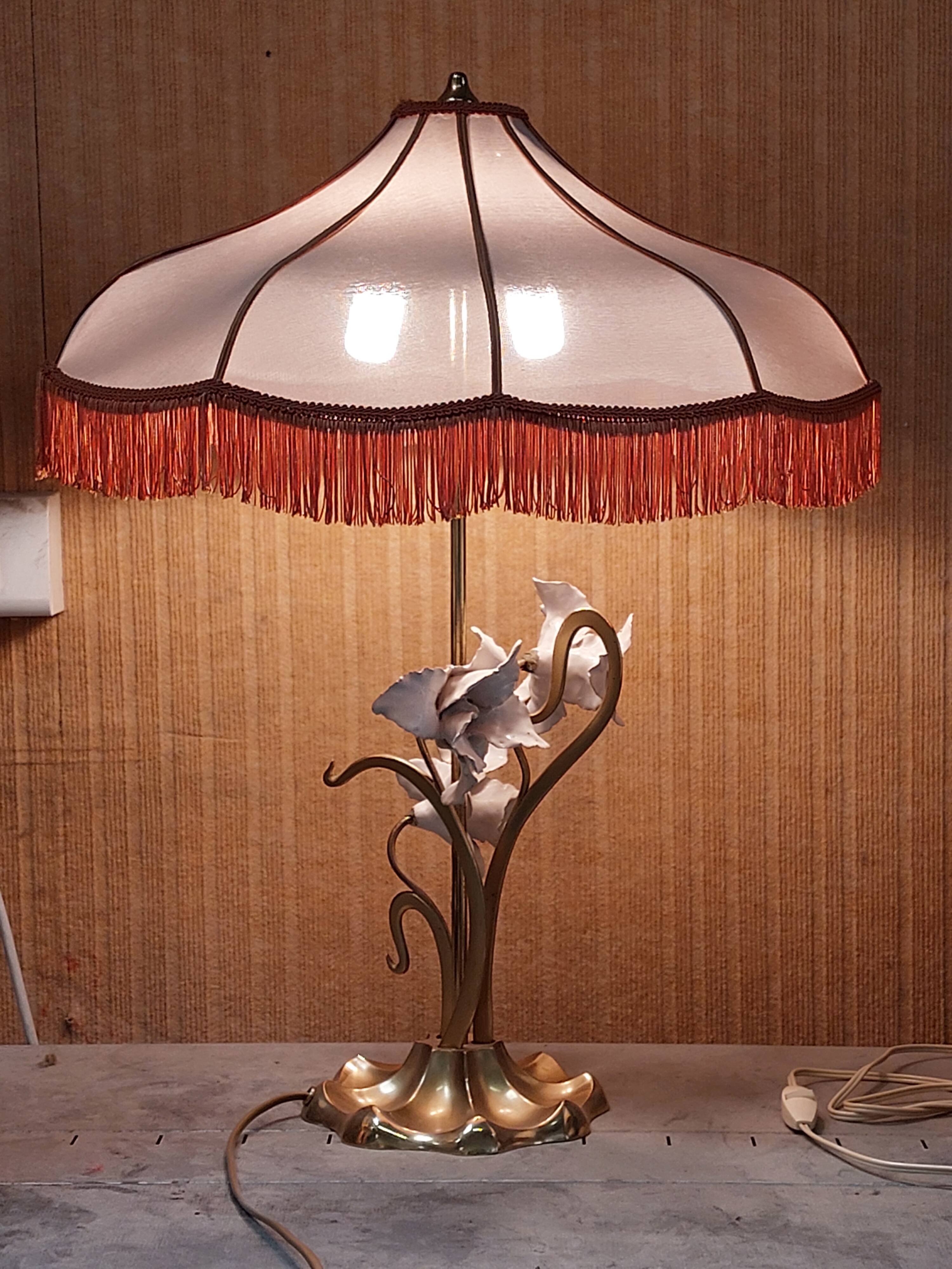 Large gilded brass lamp with white porcelain fleur-de-lis decoration
