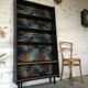 Bibliothèque scandinave noire à palmiers