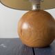 Lampe boule en bois blond vintage