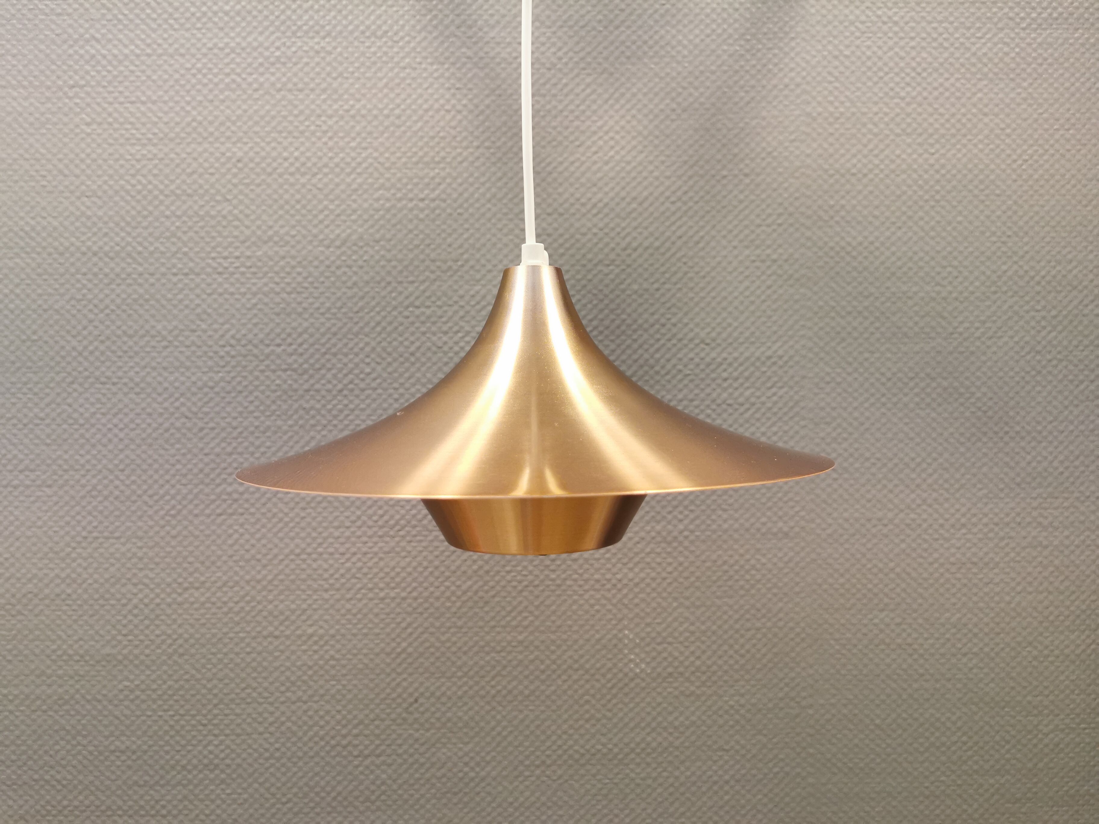 Ufo-like Danish hanging lamp, estimated from the 80s, made in copper colored lacquer.