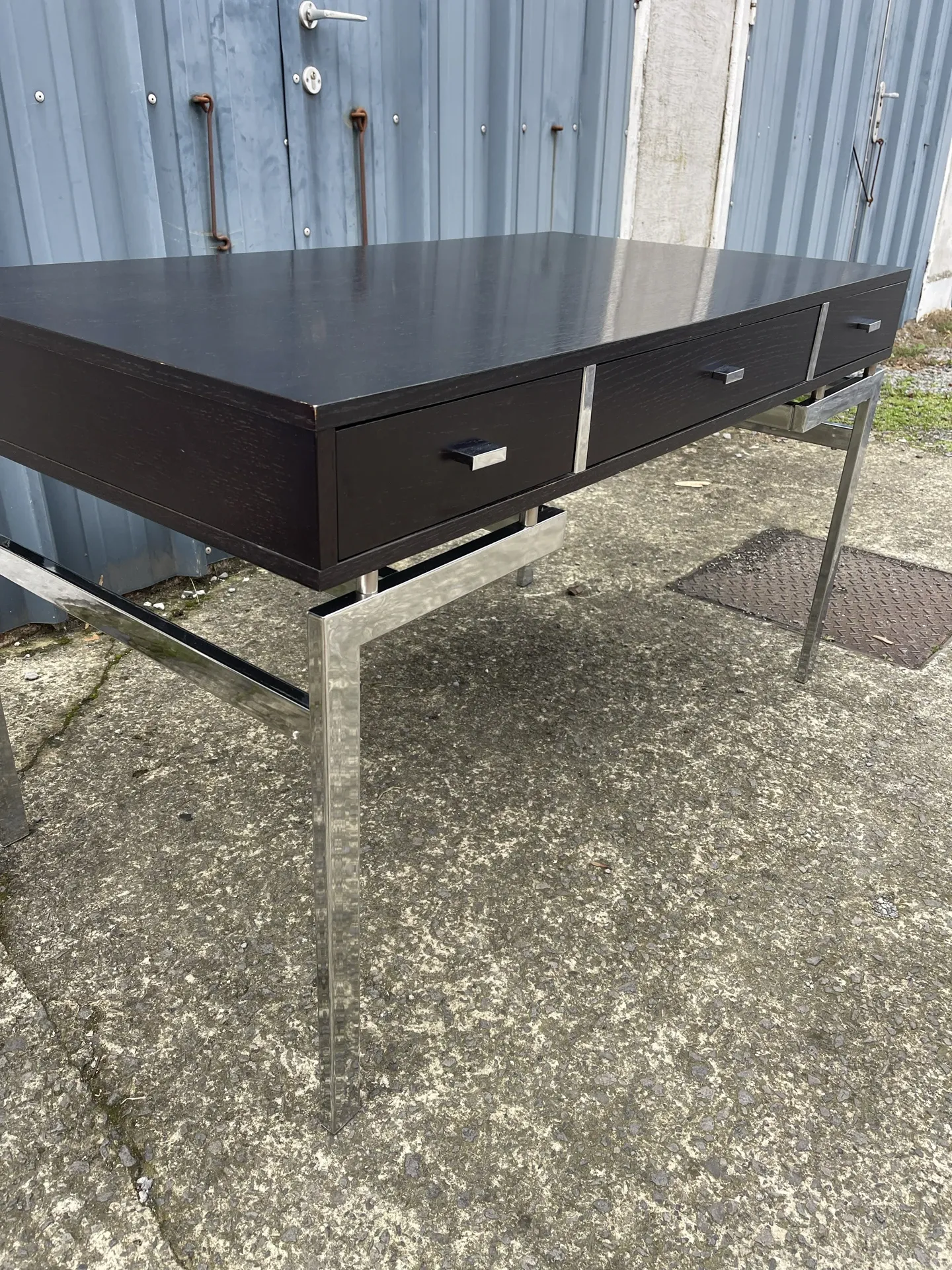 Large textured black lacquered flat desk and chrome in 1970s style — Esprit Mai
