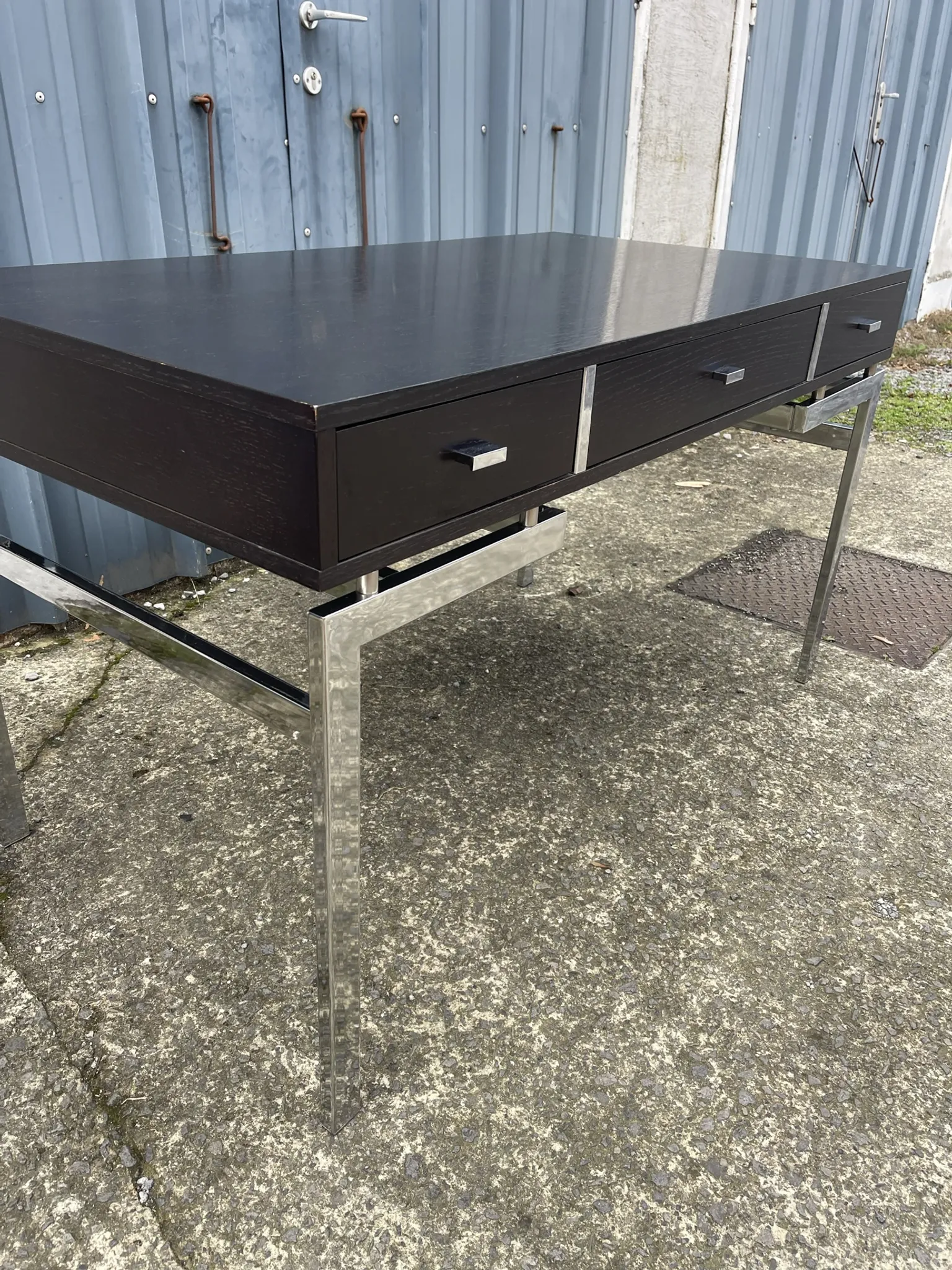 Bureau plat laqué noir texturé et chrome style 1970