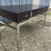 Bureau plat laqué noir texturé et chrome style 1970