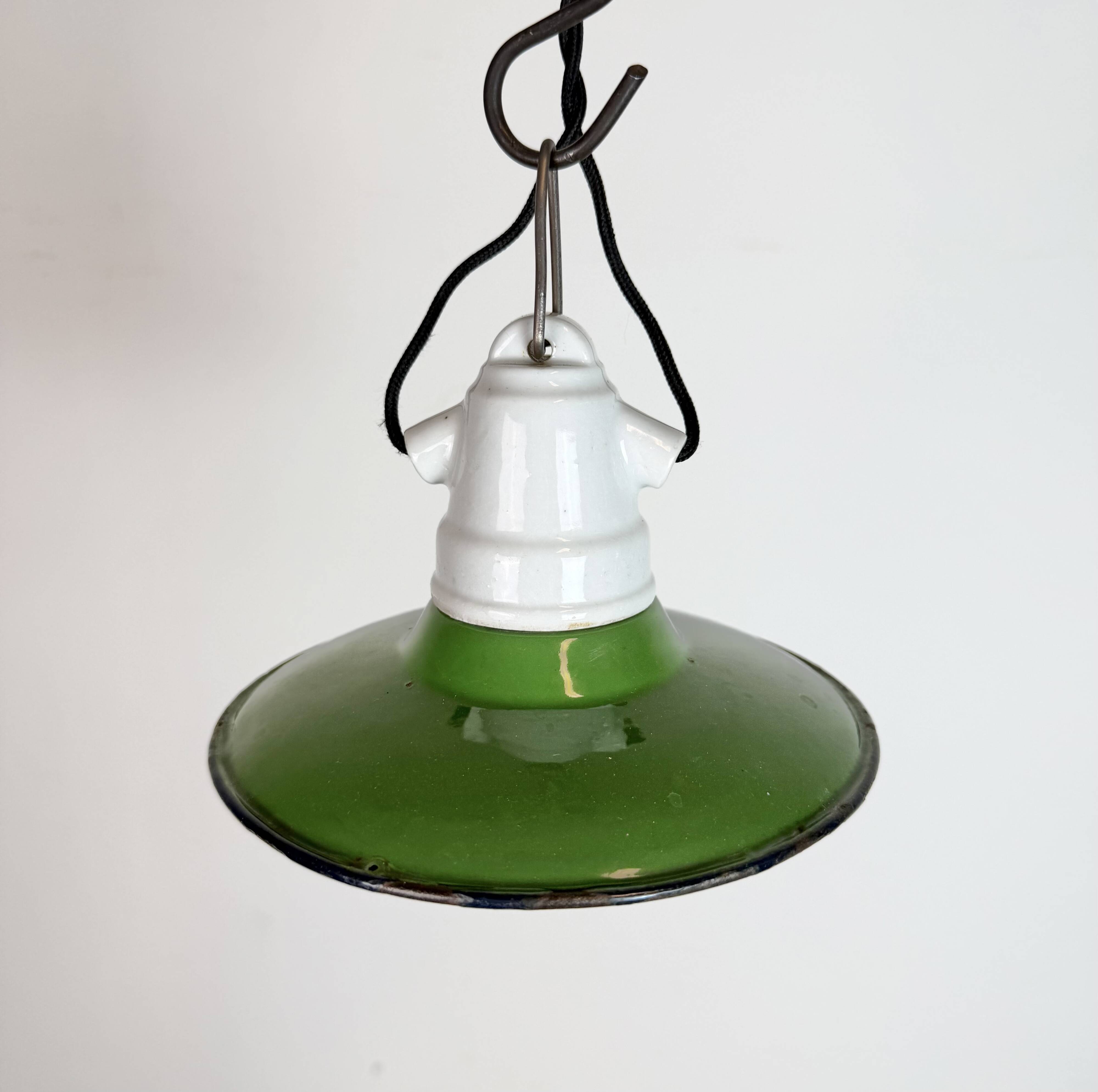 Suspension industrielle en émail vert, années 1950