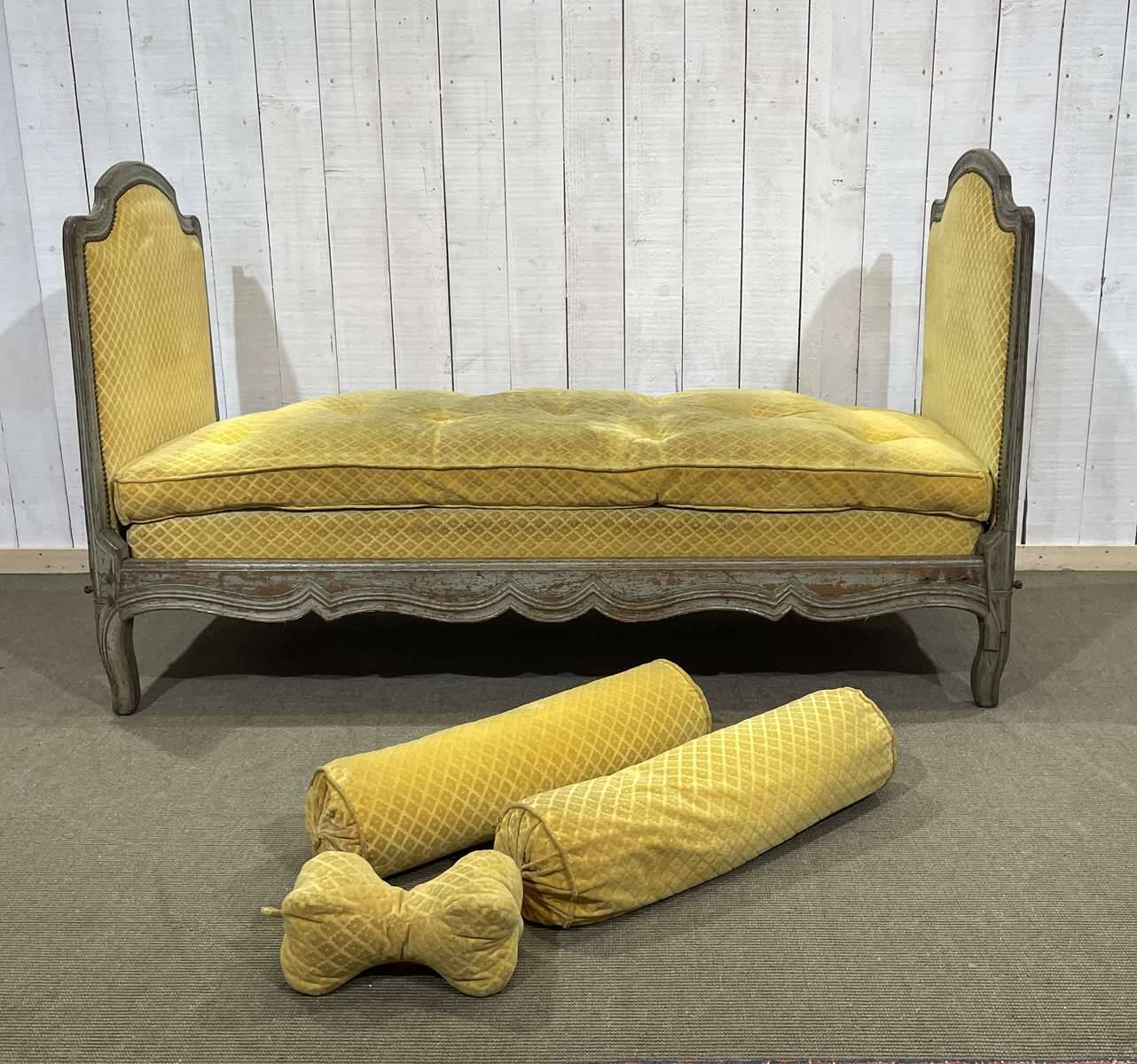 Louis XV daybed from the 18th century in oak.