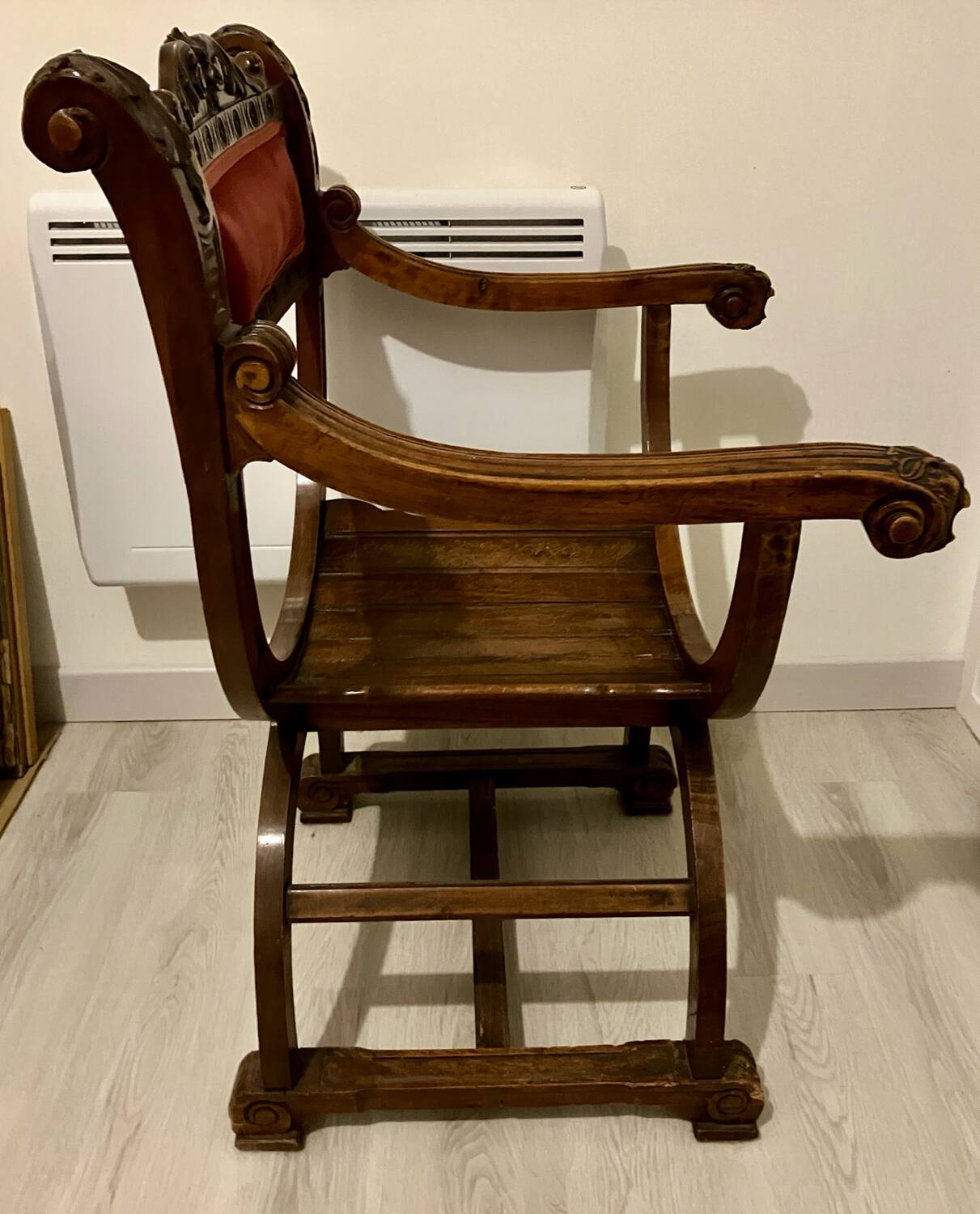 Renaissance-style Dagobert armchair in wood