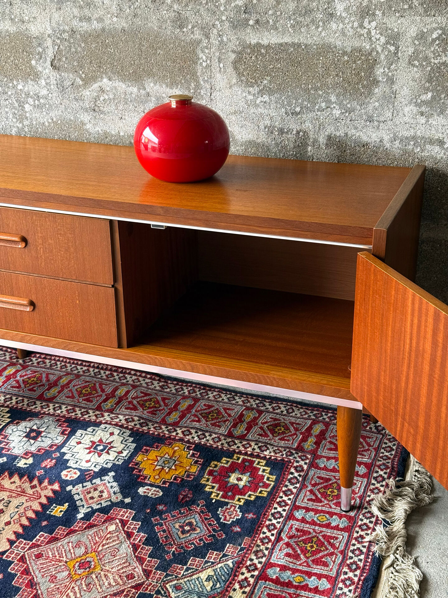 Scandinavian low sideboard in teak, 1960.