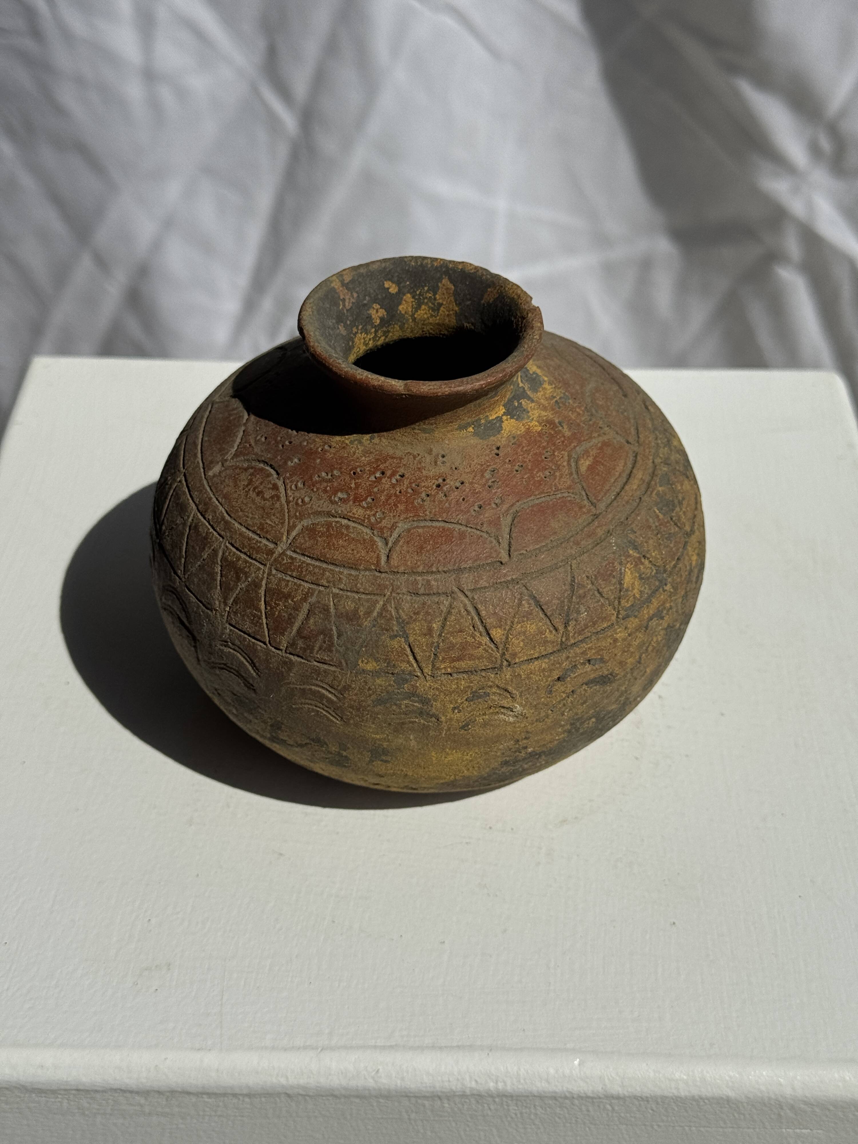 Small round ancient vase in engraved terracotta, Indonesian polychromy H10 D1
