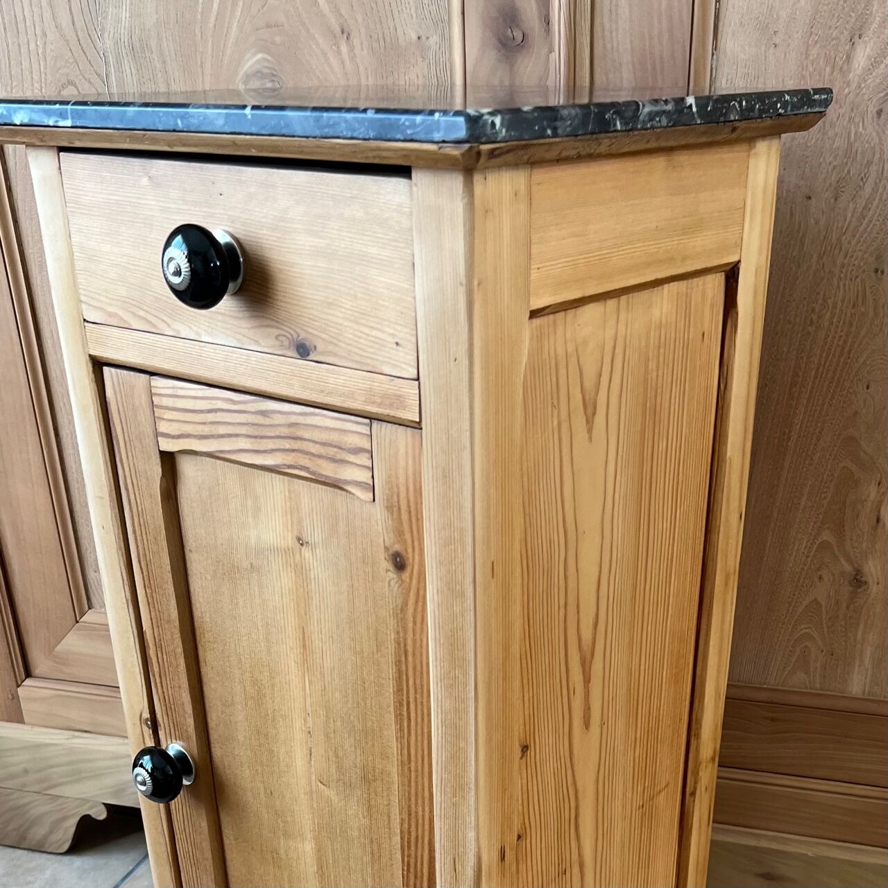 Furniture in raw wood and black marble