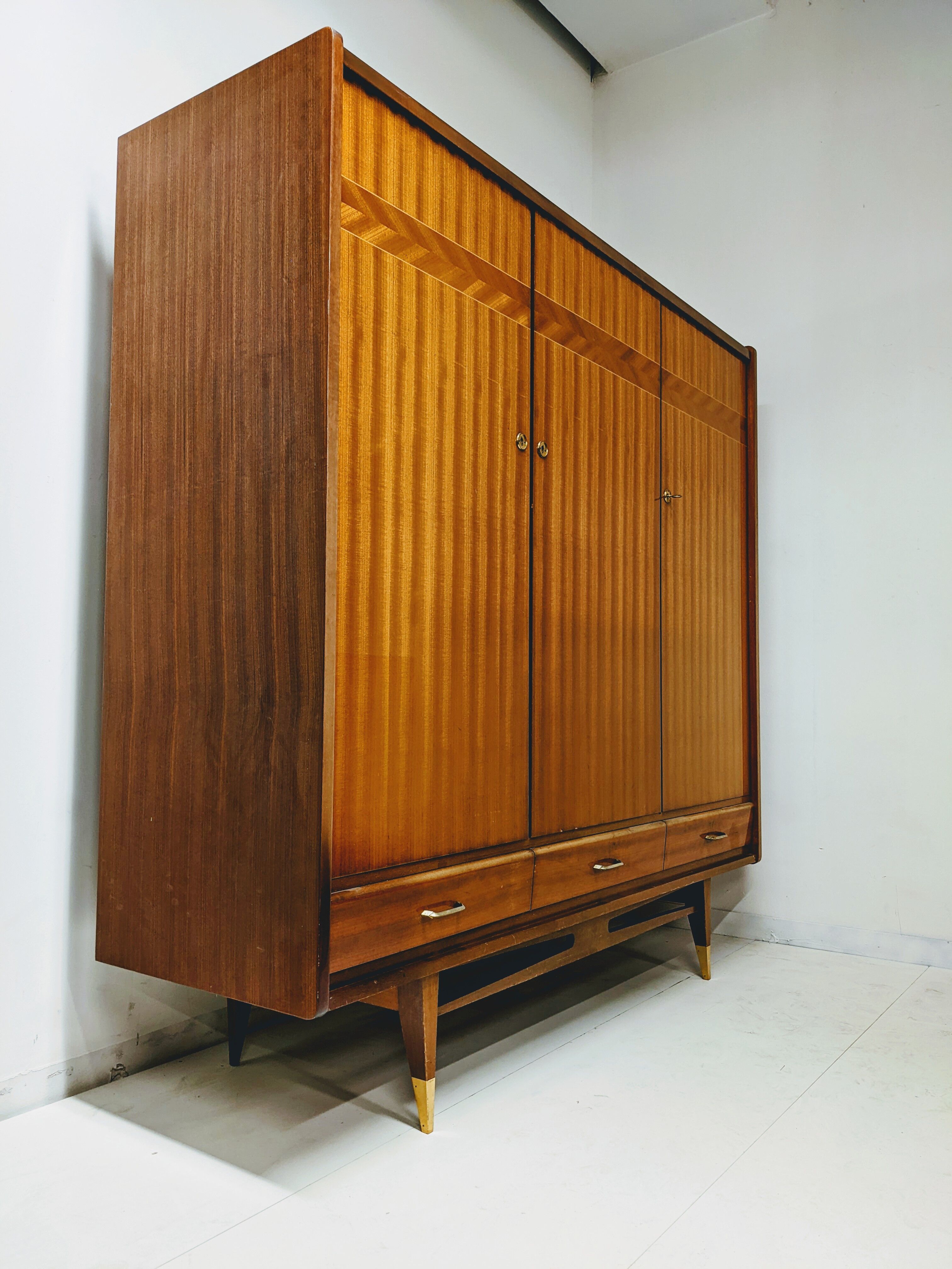 Vintage wooden wardrobe scandinavian style / compass feet spindles wardrobe