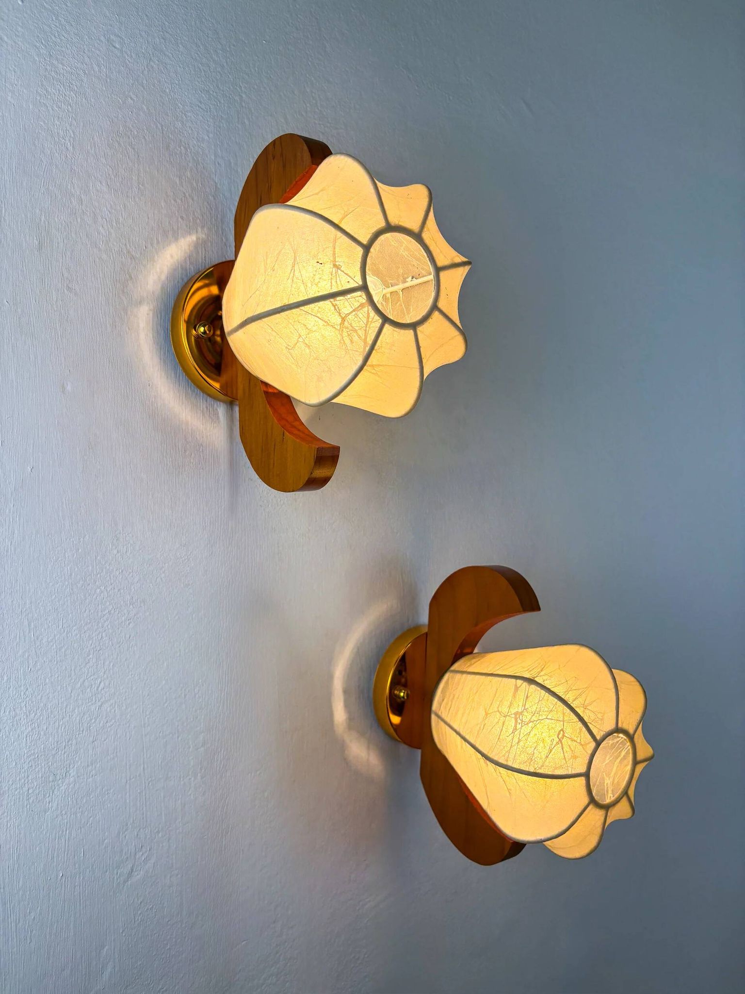 Pair of pear-shaped "Cocoon" wall sconces, resin and pine wood, Italy, circa 1970s
