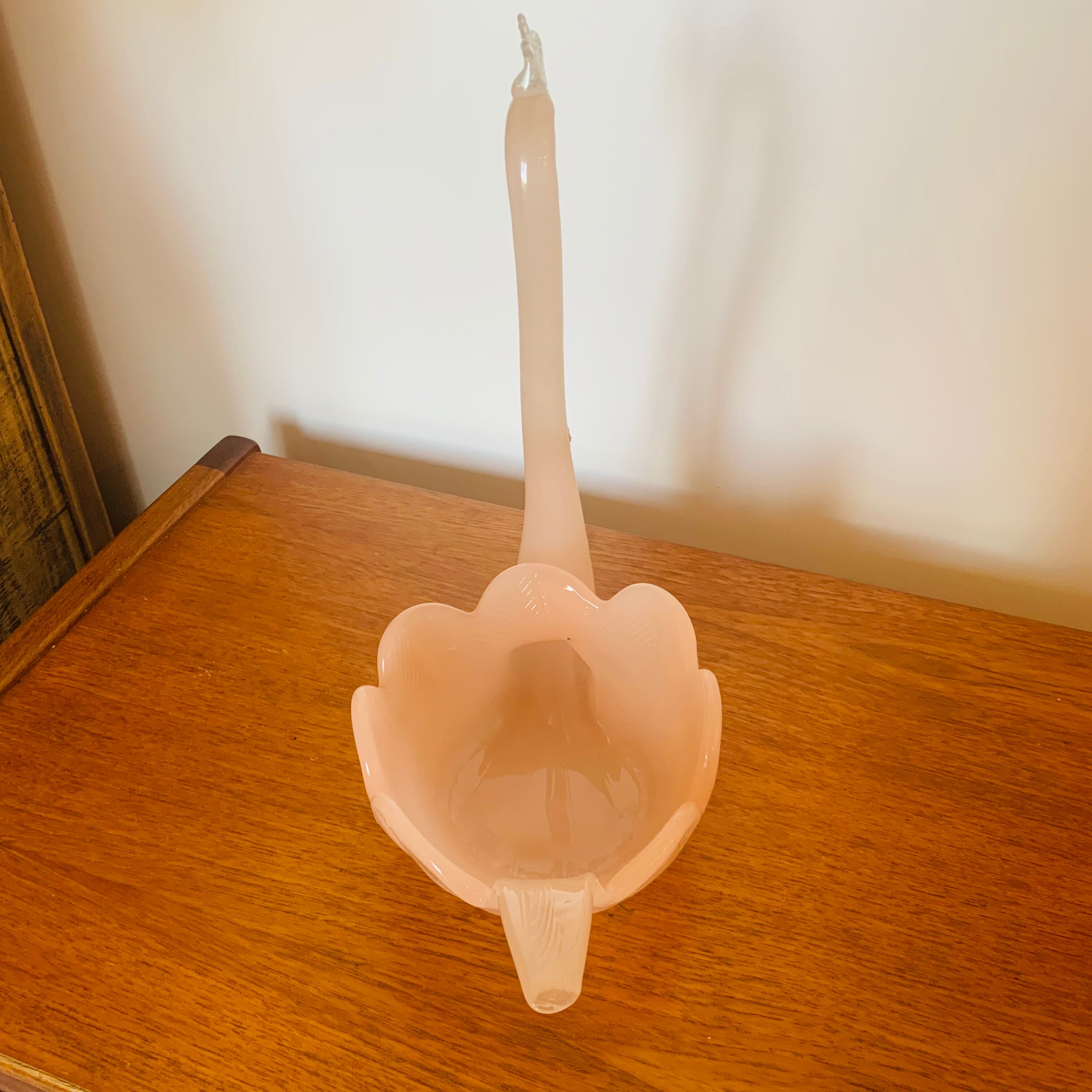 Pink glass paste swan emptier
