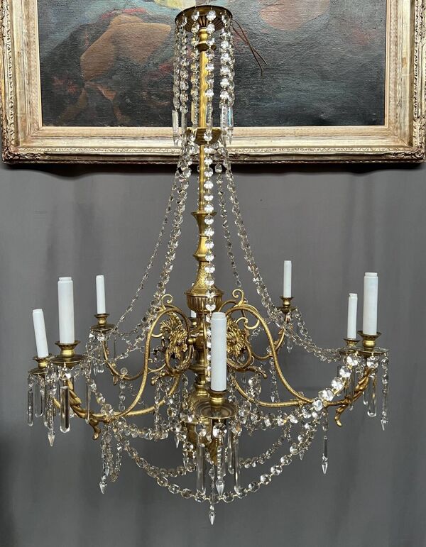 Grand lustre de style rococo. Bronze, cuivre et cristal massif. Nouvelle installation électrique.