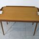 Table d'appoint plateau de service Aase Dreieri Ganddal Norvège  en teck et chêne années 1960