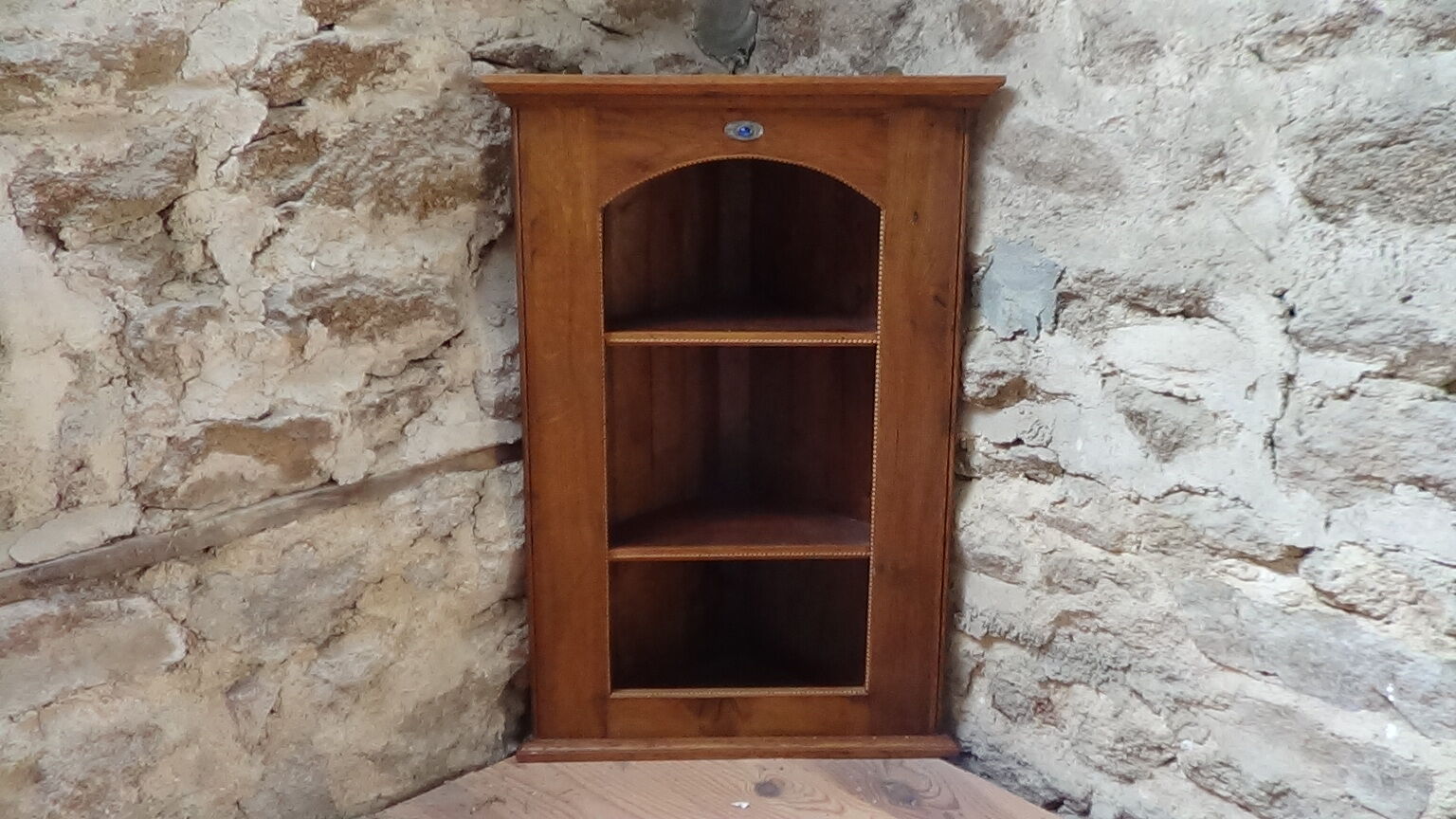 Corner cabinet