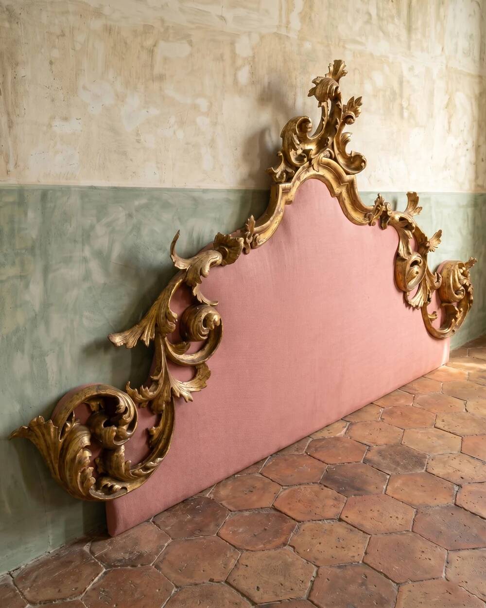 Italian rococo-style headboard in carved gilded wood, 19th century.