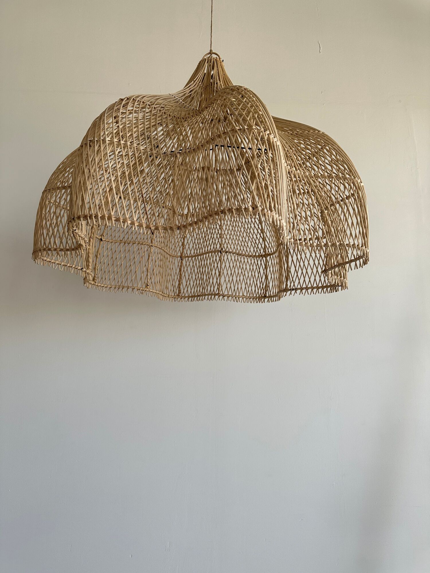 Rattan pendant lamp in the shape of a flower
