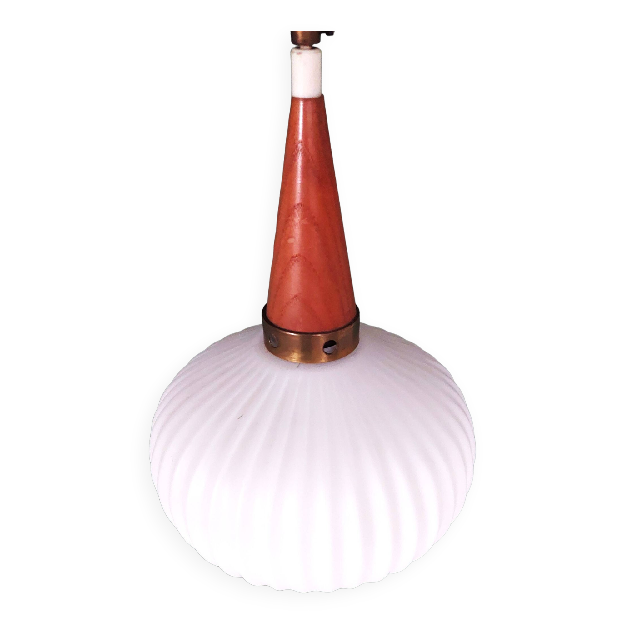 Lampe suspendue vintage en opaline et en teck. Louis Kalff '60