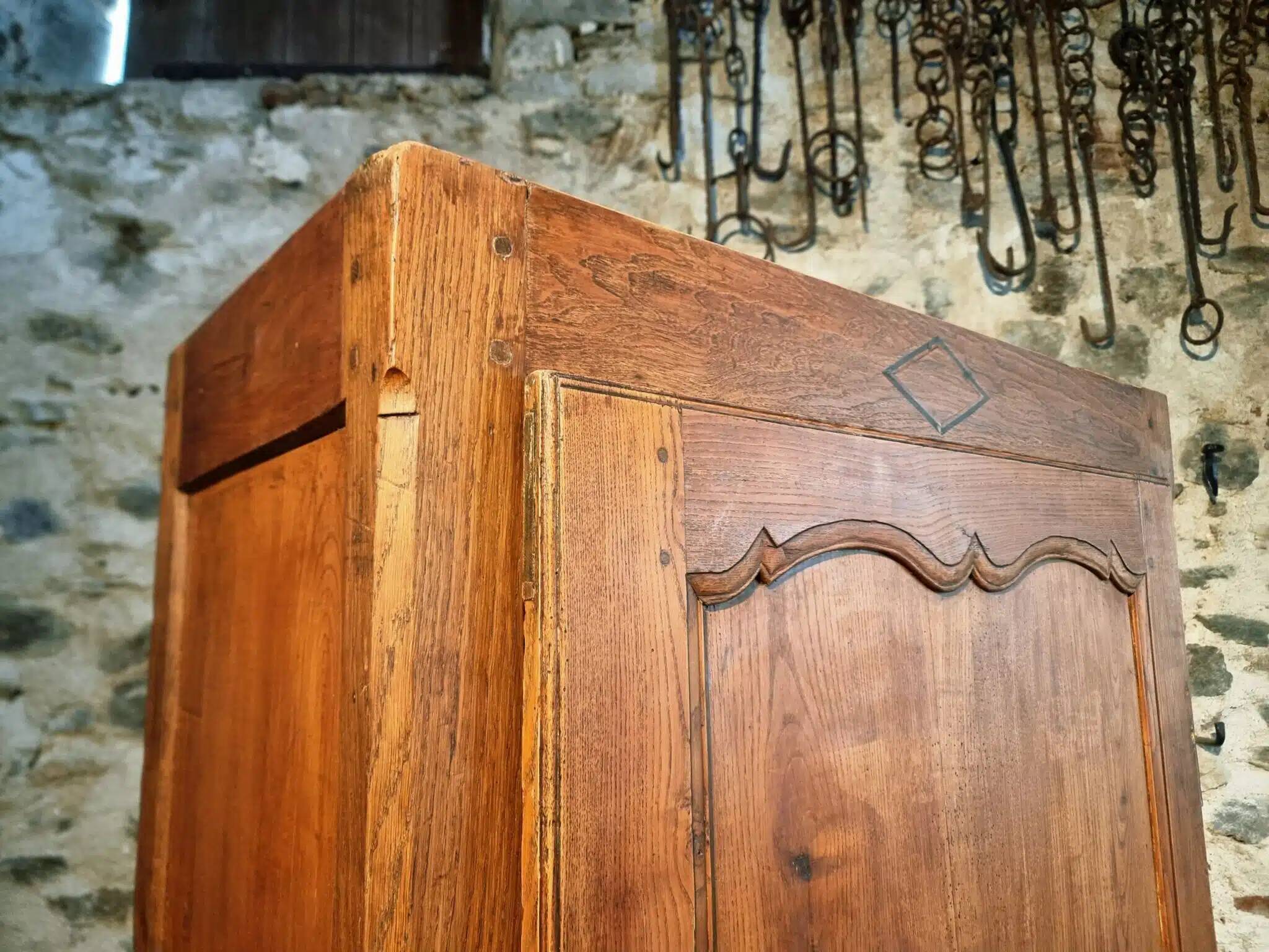 Armoire ancienne française en châtaignier – XVIIIe siècle