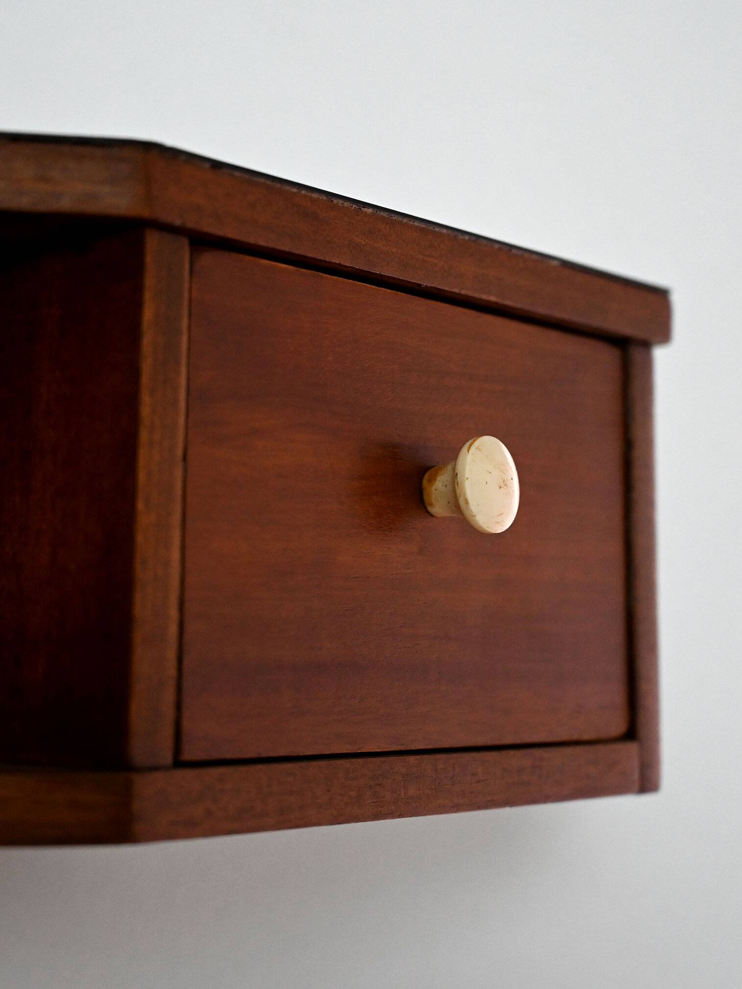 Table de chevet murale scandinave en acajou avec boutons en bakélite
