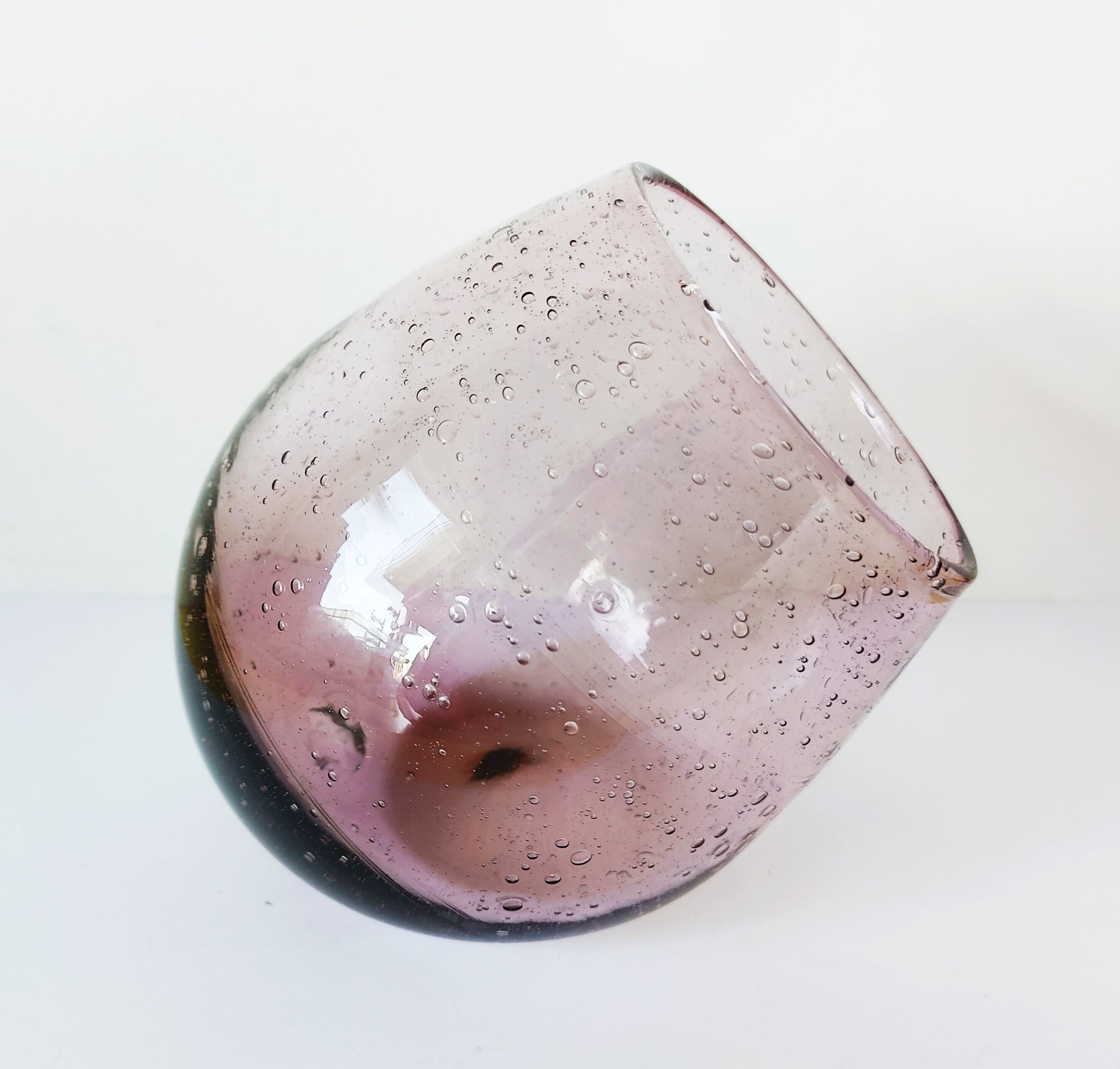 Récipient en verre bullé signé Biot