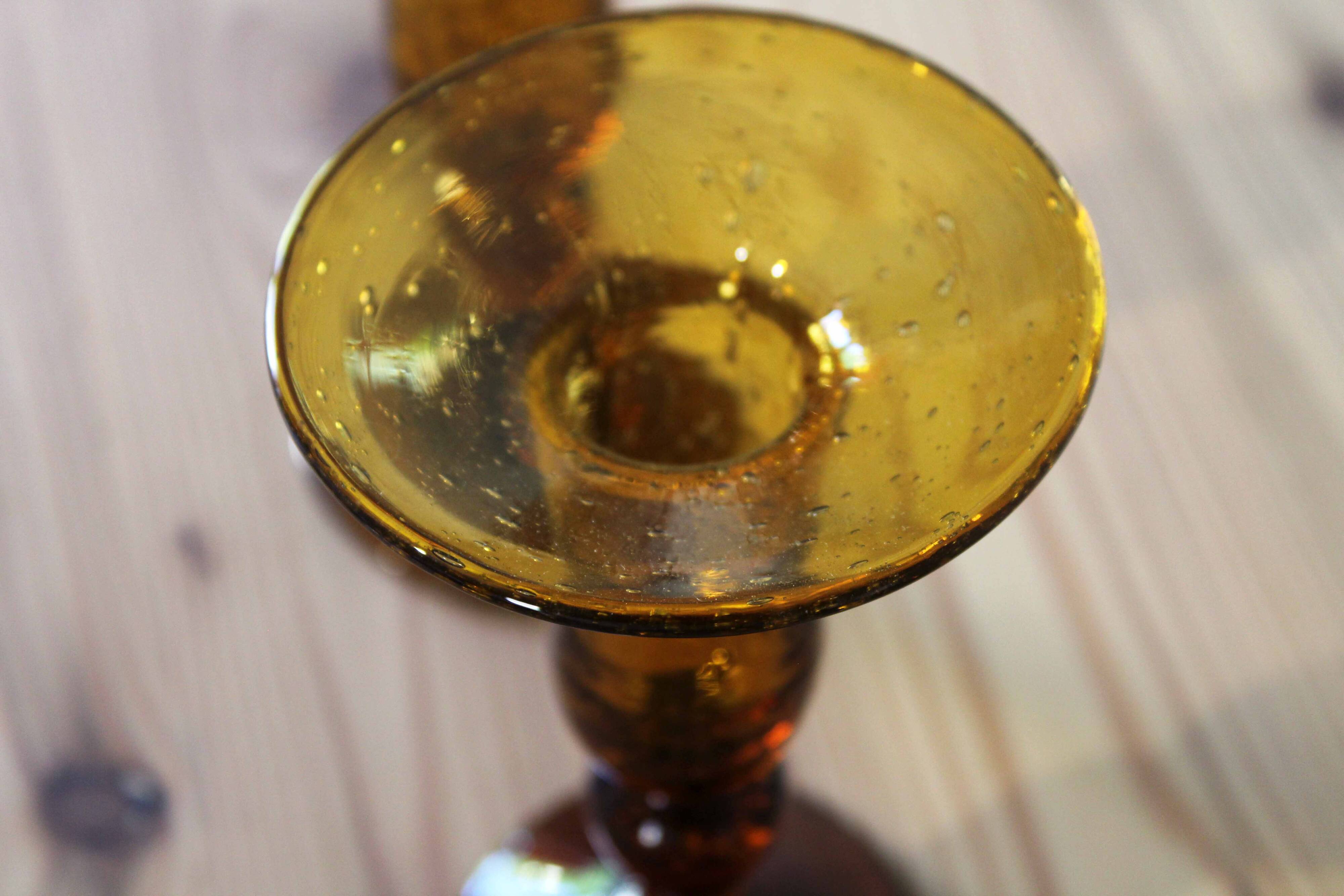 Paire de bougeoirs en verre ambré BIOT