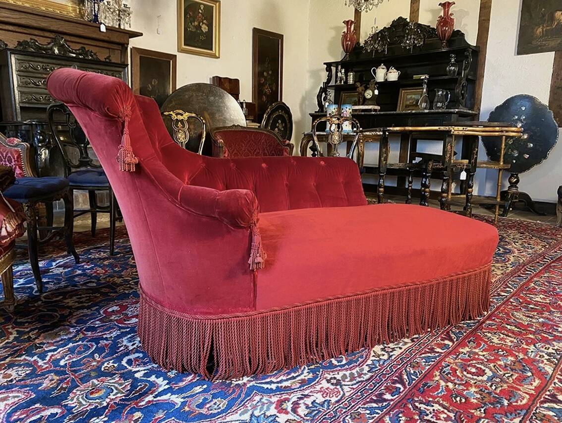 Napoleon III meridian, purple red velvet. Buttoned backrest.