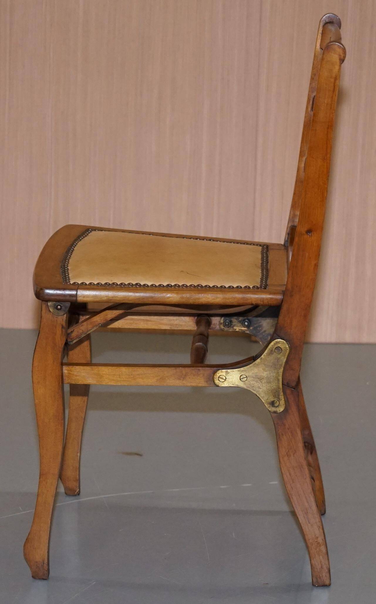 Chaise pliante militaire rare circa 1890 en fruitwood massif avec ferrure en laiton