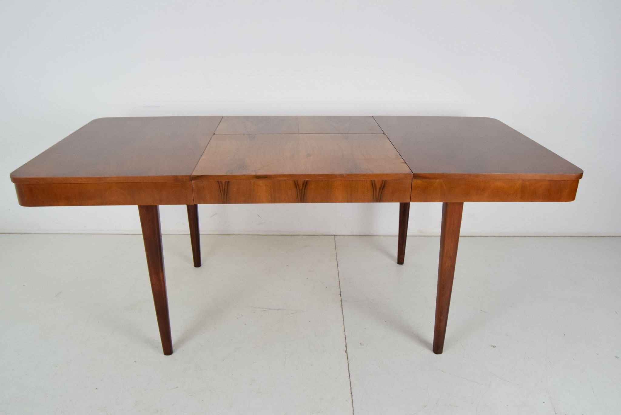 Table à manger extensible Art déco, conçue par Jindrich Halabala, années 1940.