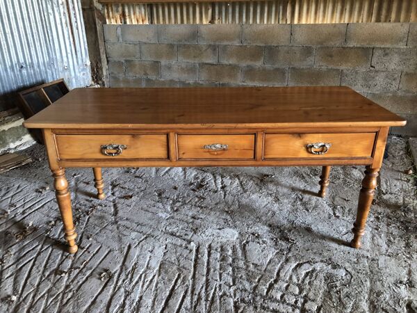 Table / bureau de style Louis Philippe à 3 tiroirs en cerisier massif et piétement tourné