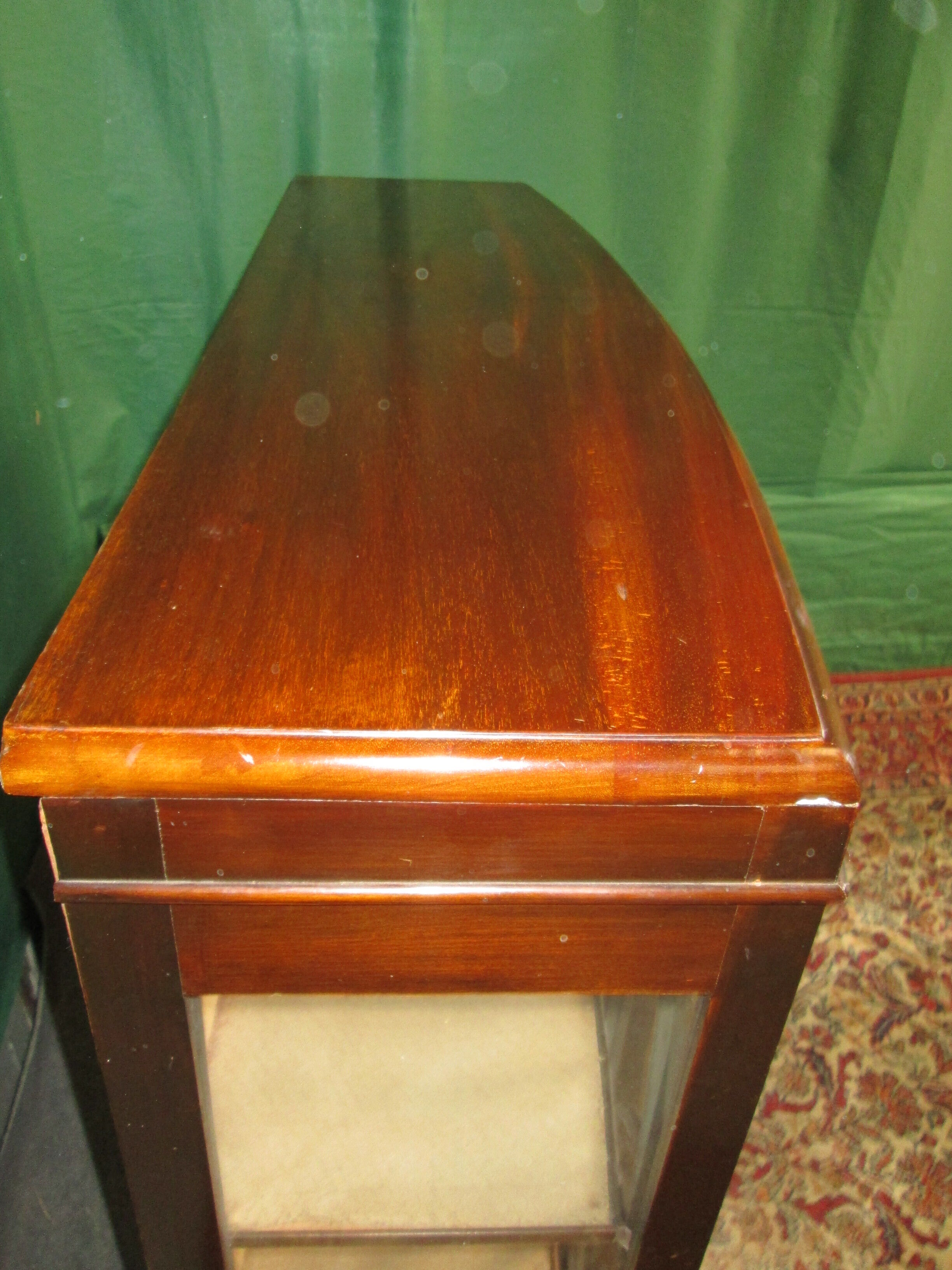 English mahogany showcase from 1920