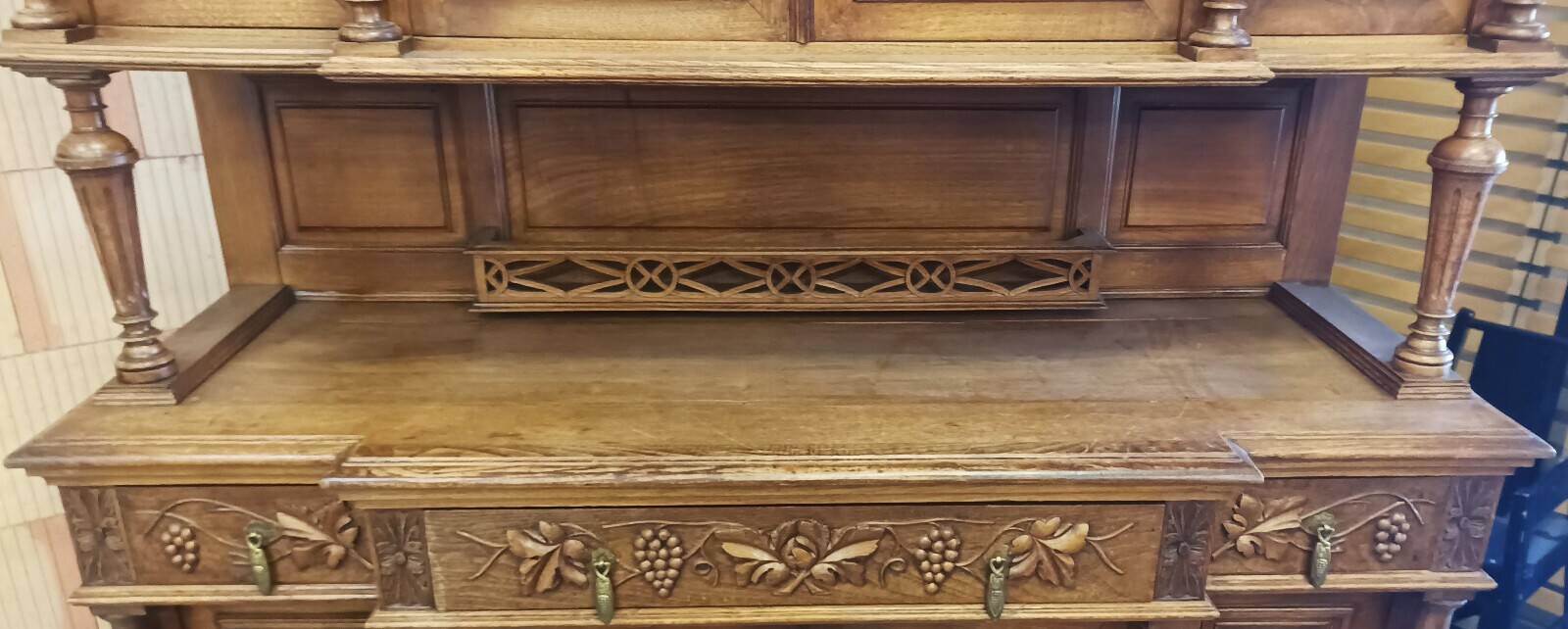Art Nouveau buffet in carved oak with vine decoration