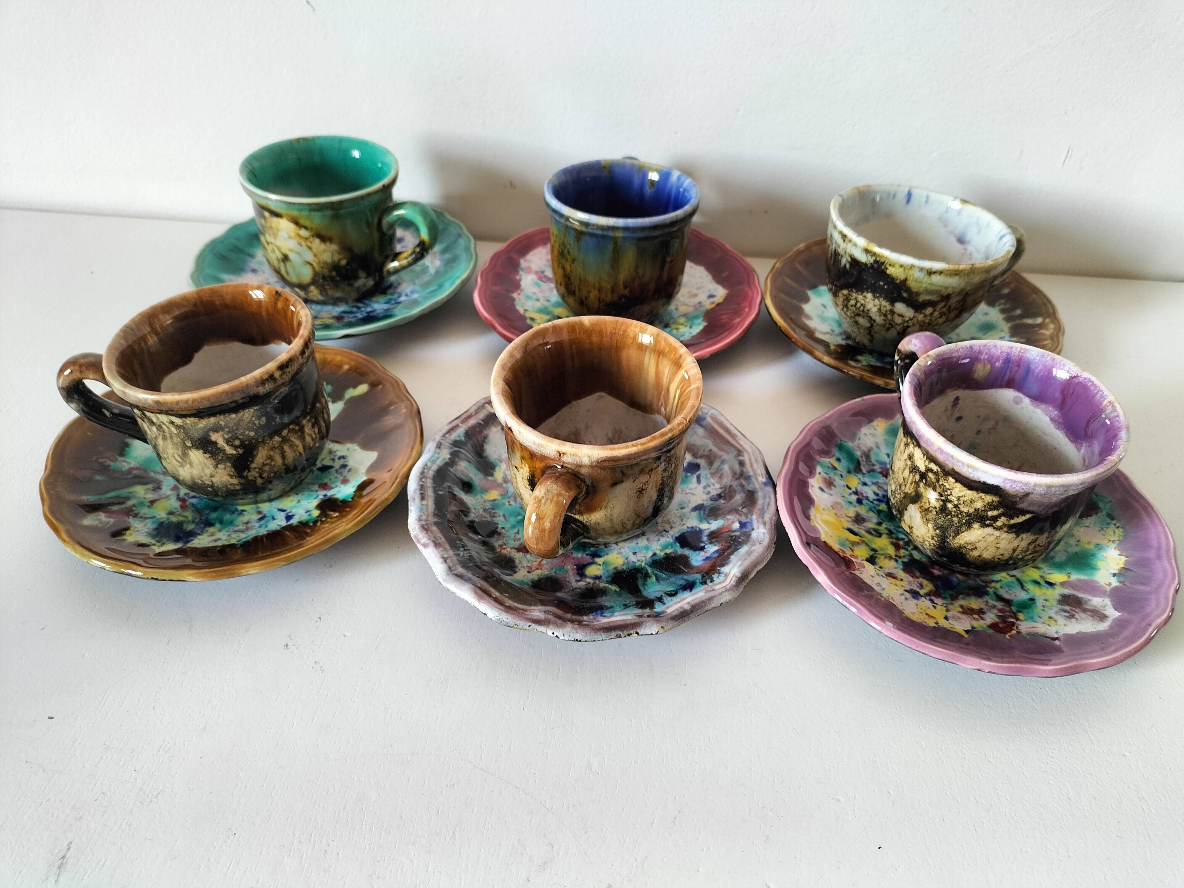 Tasses et soucoupes Morvan en céramique émaillée polychrome
