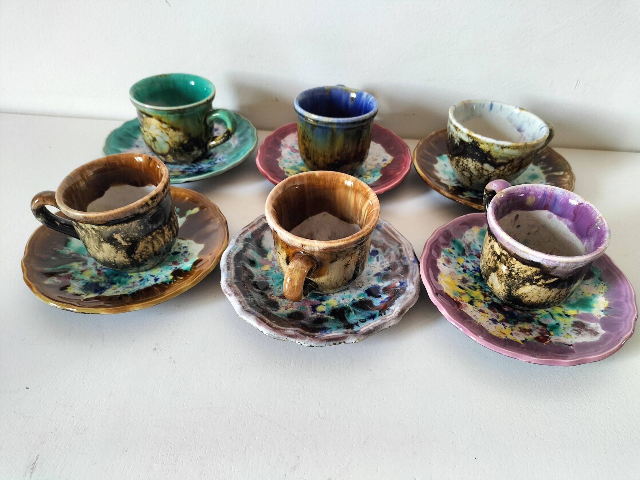 Tasses et soucoupes Morvan en céramique émaillée polychrome