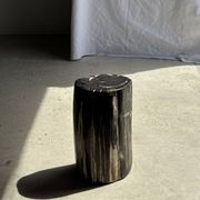 Black petrified wood side table with white and beige stripes H40 D23 - 3
