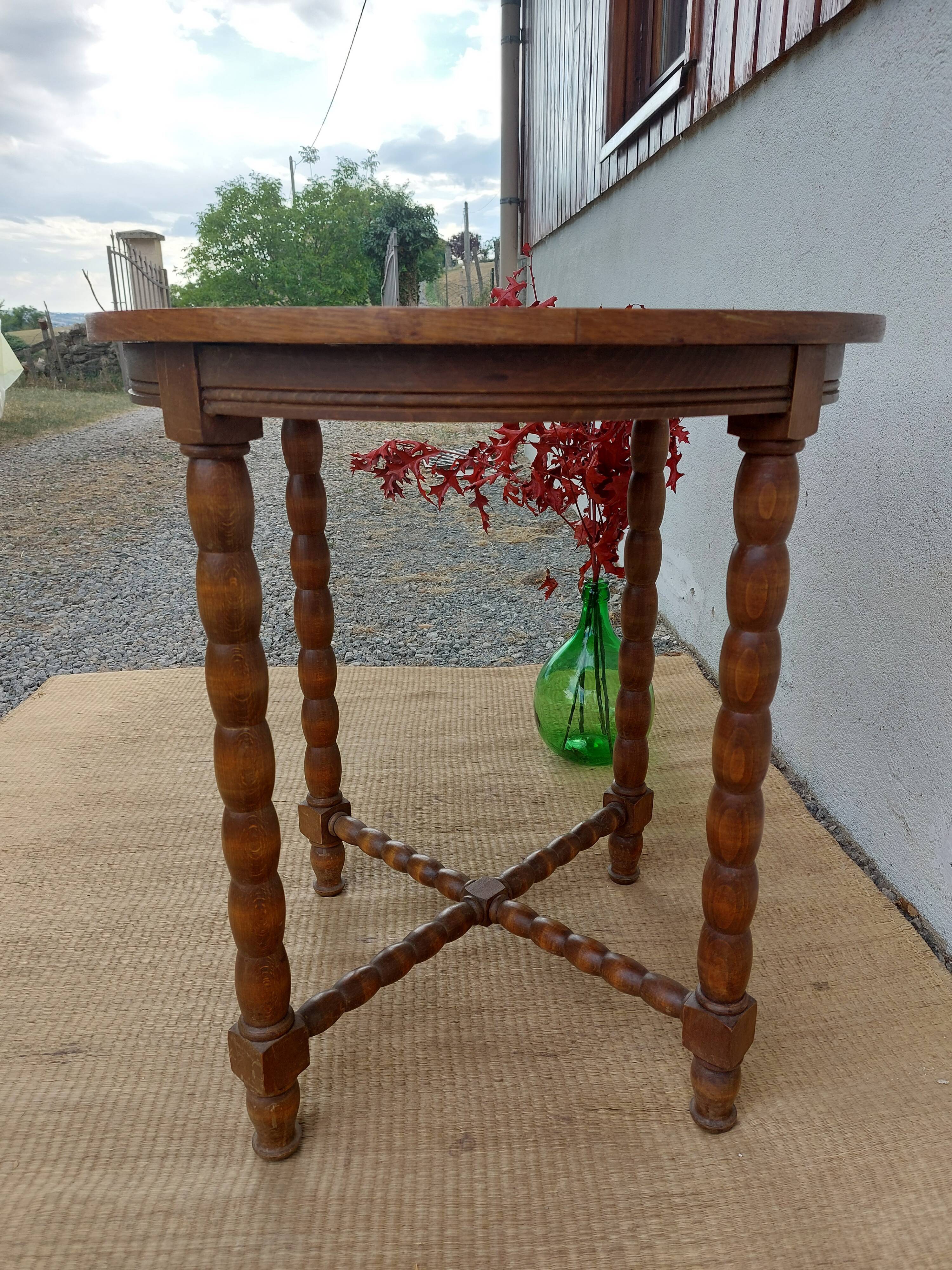 Round table, turned wooden legs