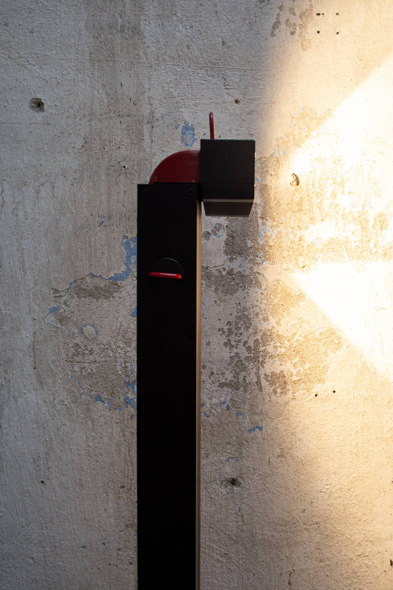 Rare lampadaire en métal laqué et plastique. Designer Emilio Ambasz Producteur Stilnovo