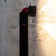 Rare lampadaire en métal laqué et plastique. Designer Emilio Ambasz Producteur Stilnovo