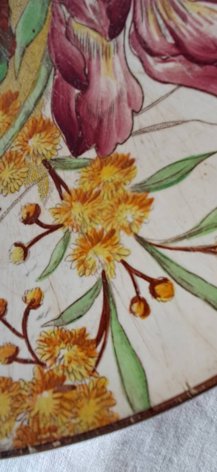Plat Terre de fer Longchamp. Fin 19ème. Décor de fleurs