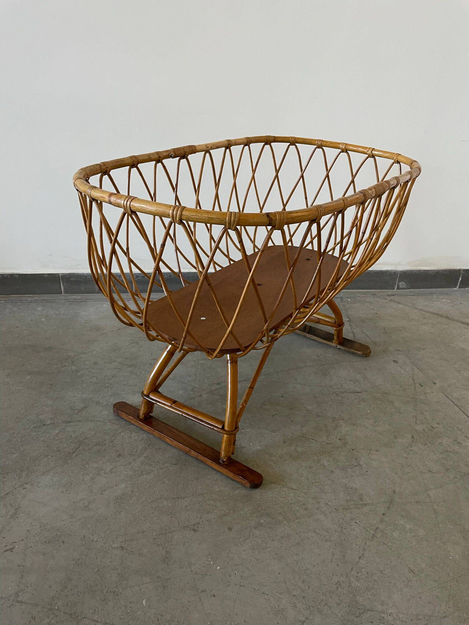 Berceau vintage en rotin et osier sur pied, années 1970, Europe